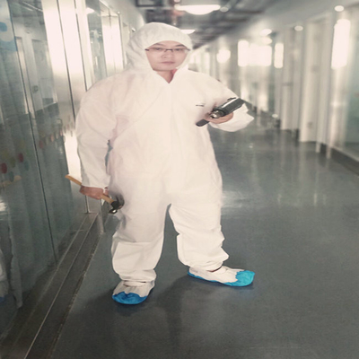 安全は使い捨て可能な防護衣PPEの保護つなぎ服を働かせる