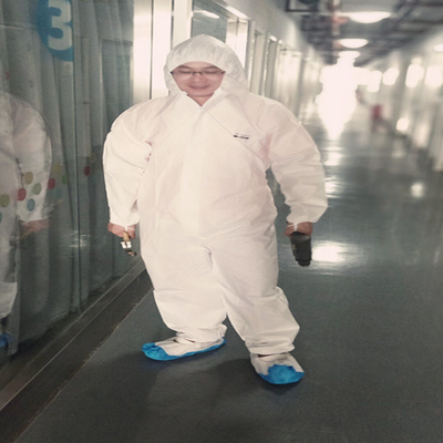 使い捨て可能な微小孔のあるSMS PPの白い保護つなぎ服のタイプ5/6